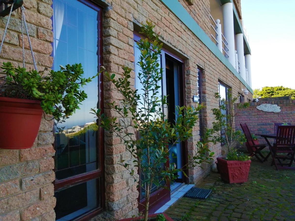 Amzee Bokmakierie Guest House Dana Bay Exterior foto